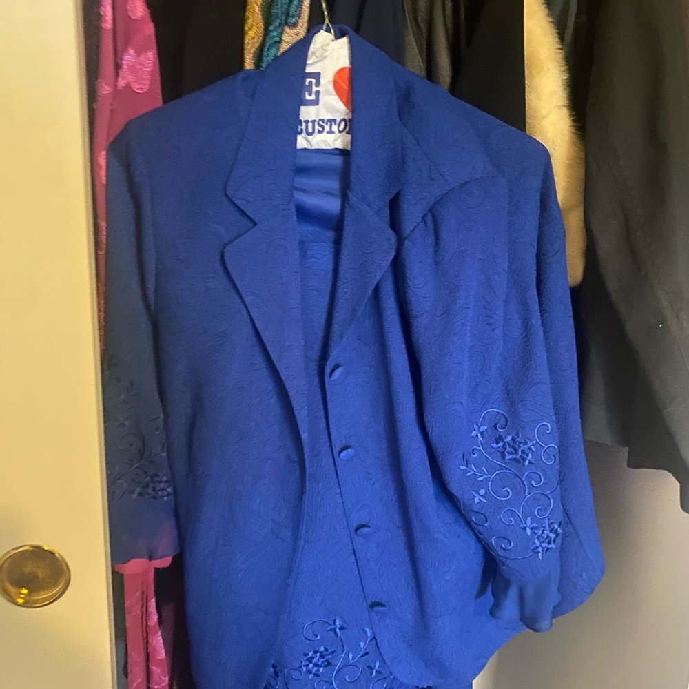 Women’s dress suit. Royal blue. Floral decor.